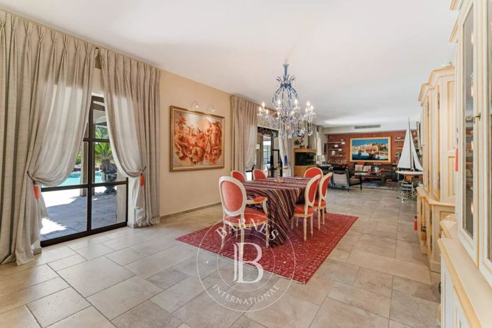 Image No.10-8 Bed House for sale