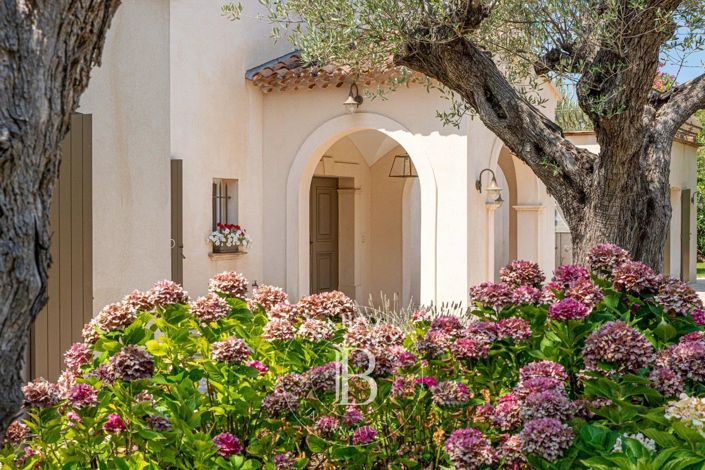 Image No.8-8 Bed House for sale