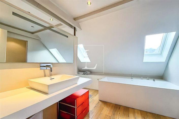 Image No.12-5 Bed Property for sale