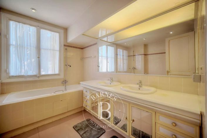 Image No.18-8 Bed House for sale