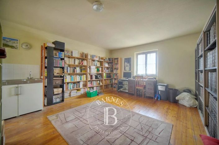 Image No.2-8 Bed House for sale