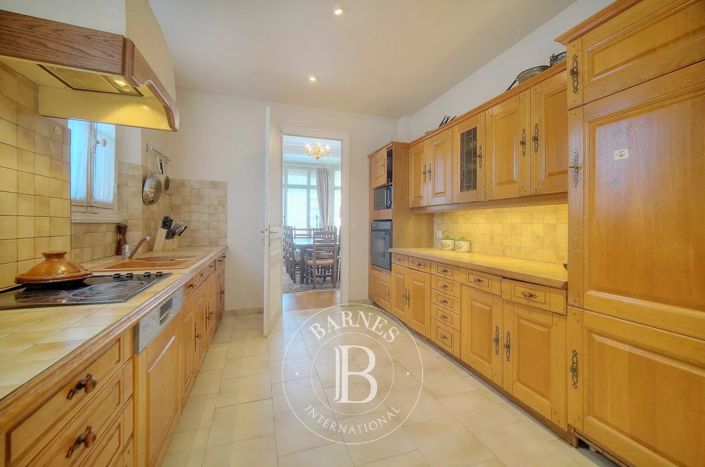 Image No.3-8 Bed House for sale