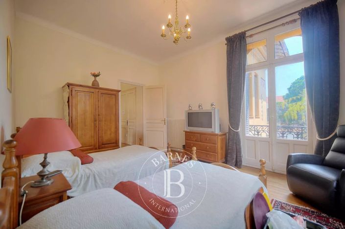 Image No.4-8 Bed House for sale