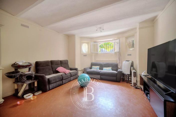 Image No.7-8 Bed House for sale