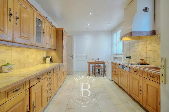 Image No.8-8 Bed House for sale