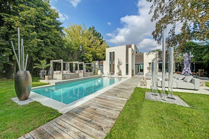 Image No.1-5 Bed Property for sale