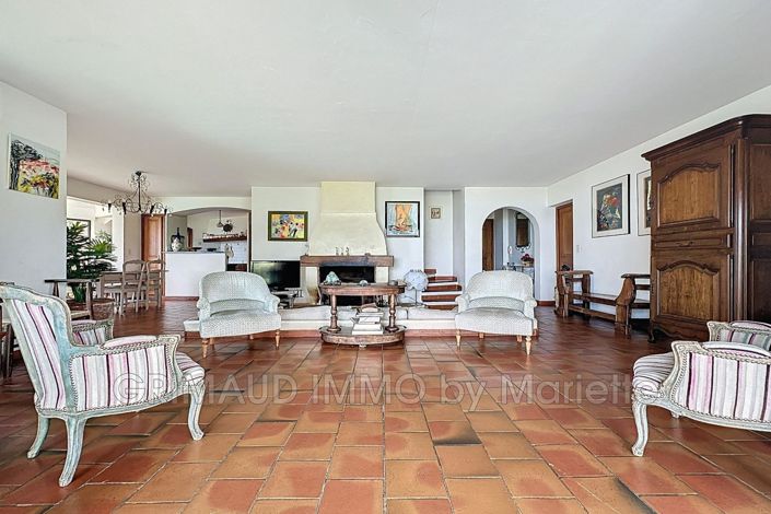 Image No.7-5 Bed House for sale