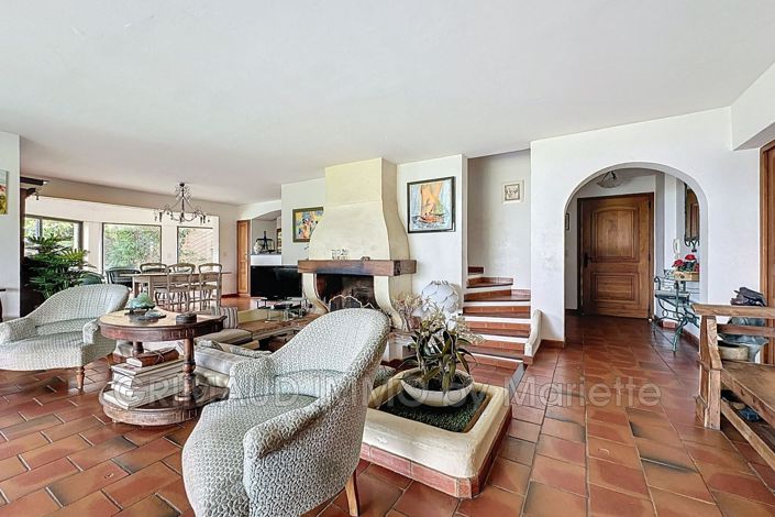 Image No.8-5 Bed House for sale