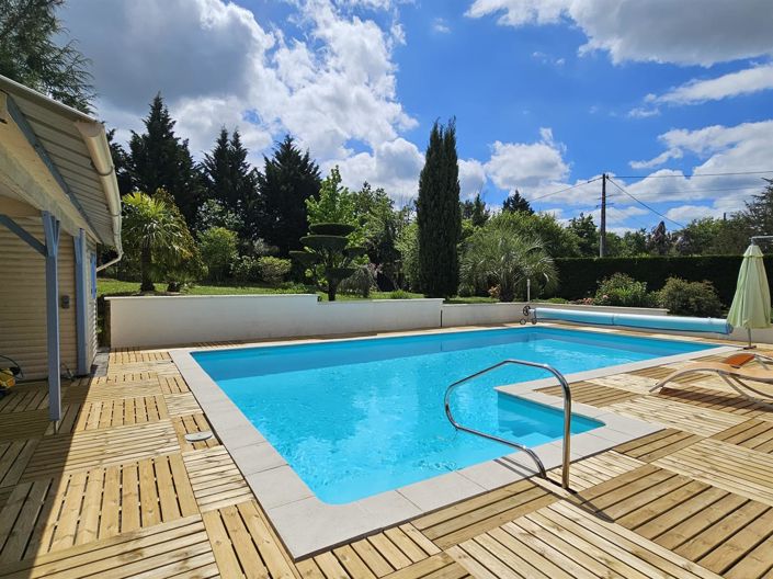 Image No.8-8 Bed House for sale