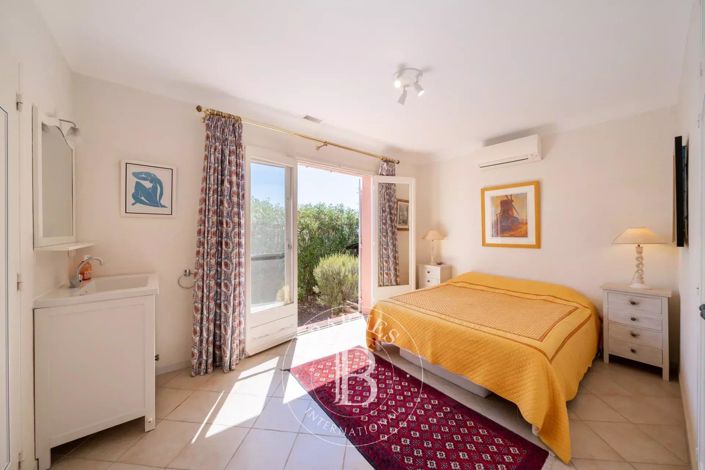 Image No.8-2 Bed House for sale