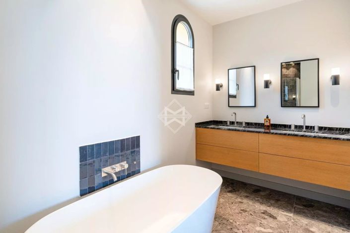 Image No.11-7 Bed House for sale