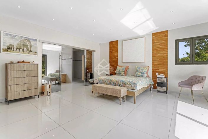 Image No.12-7 Bed House for sale