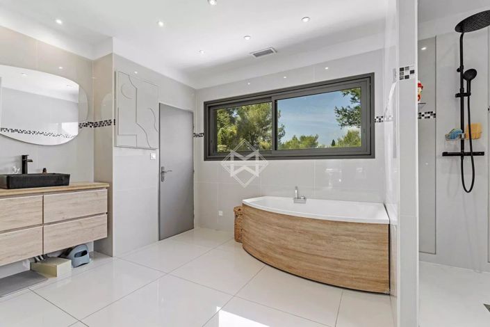 Image No.16-7 Bed House for sale