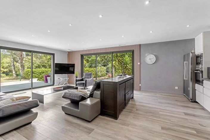 Image No.18-7 Bed House for sale