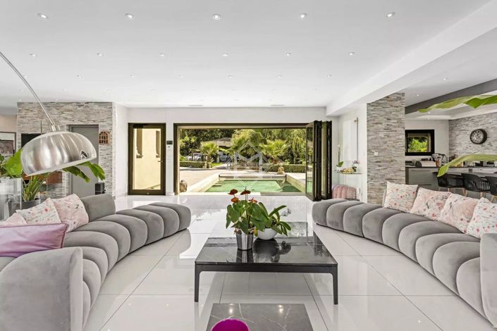 Image No.7-7 Bed House for sale