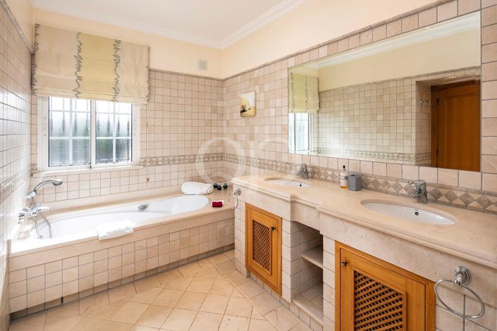 Image No.8-5 Bed House for sale