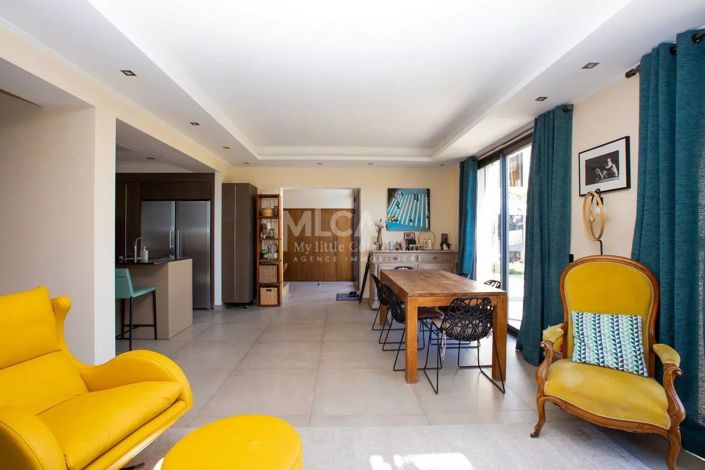 Image No.8-6 Bed House for sale