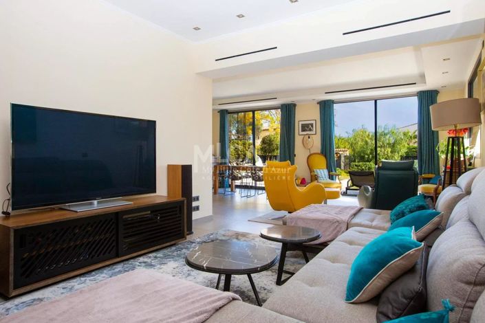 Image No.9-6 Bed House for sale