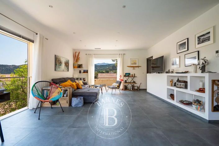 Image No.6-4 Bed House for sale