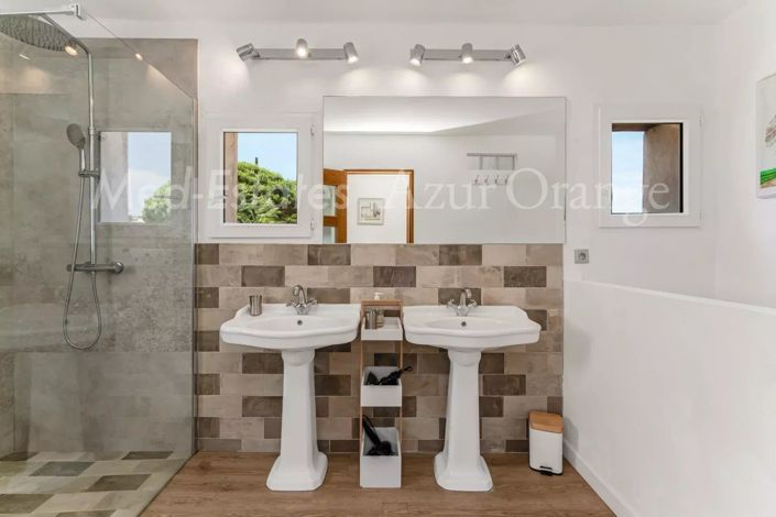 Image No.25-8 Bed House for sale