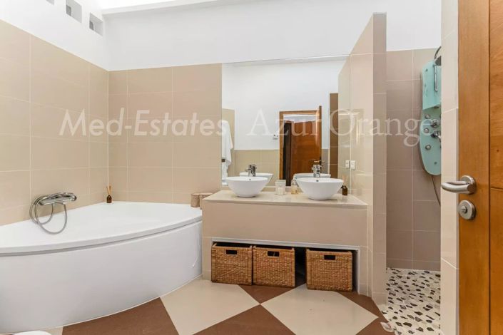 Image No.31-8 Bed House for sale