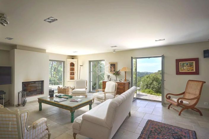 Image No.6-8 Bed House for sale