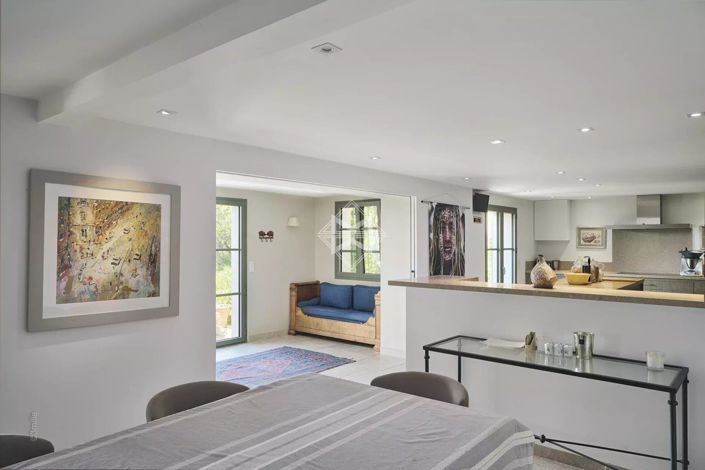 Image No.8-8 Bed House for sale