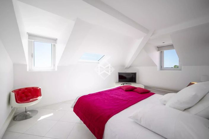 Image No.24-5 Bed House for sale