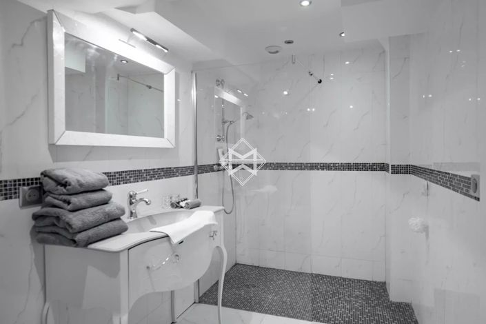 Image No.28-5 Bed House for sale