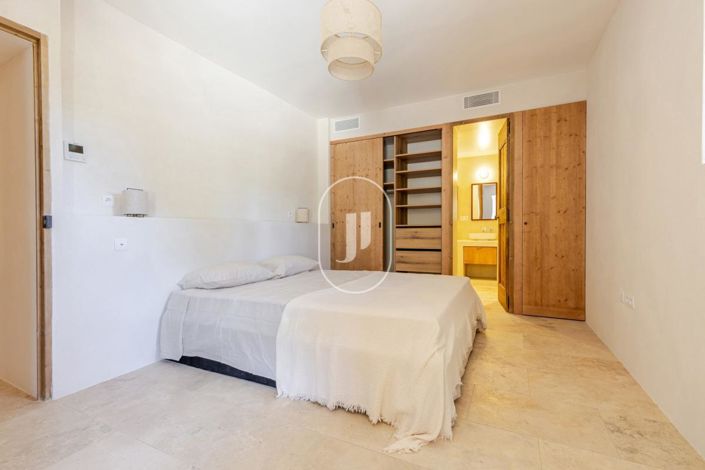 Image No.8-5 Bed House for sale