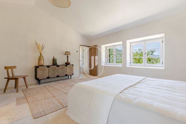 Image No.9-5 Bed House for sale