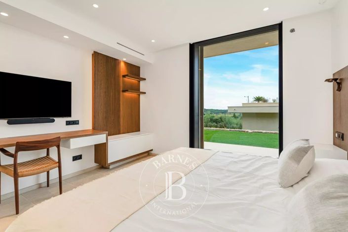 Image No.14-6 Bed House for sale