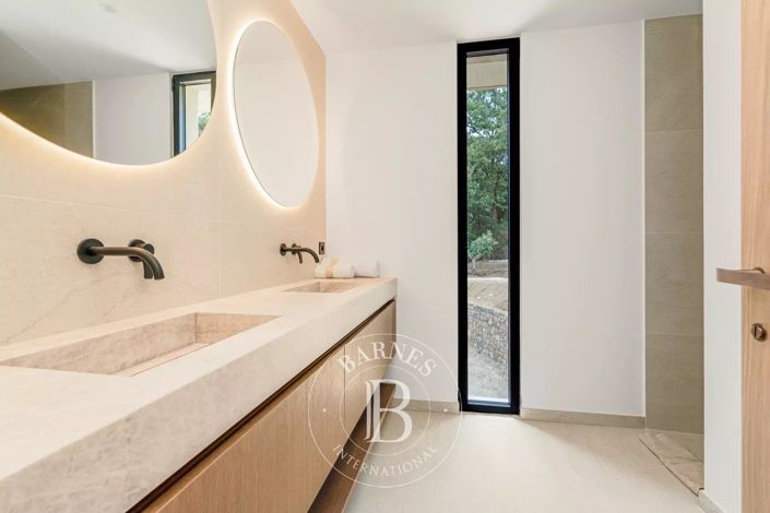 Image No.17-6 Bed House for sale