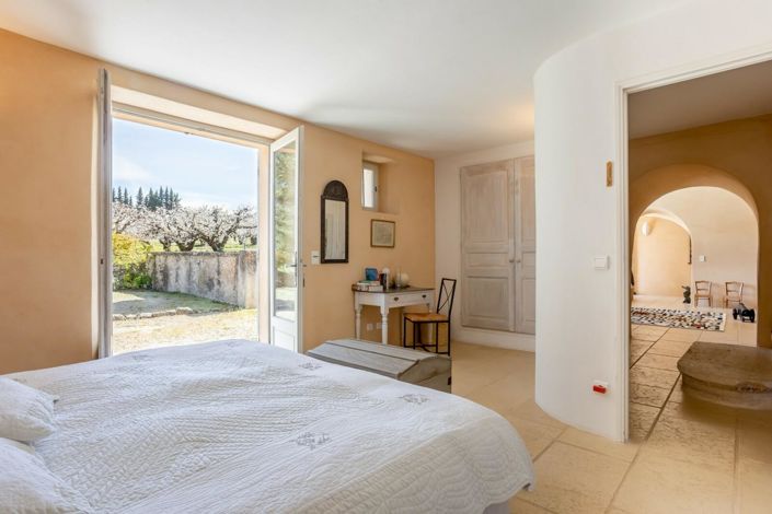 Image No.8-6 Bed House for sale