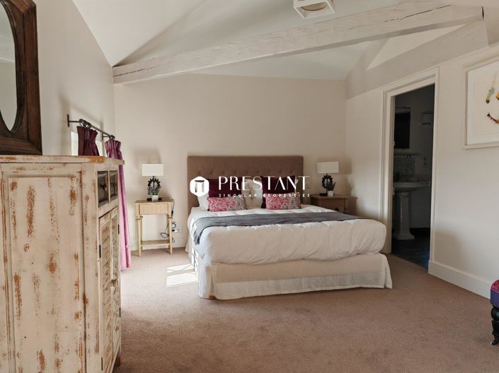 Image No.12-12 Bed Property for sale