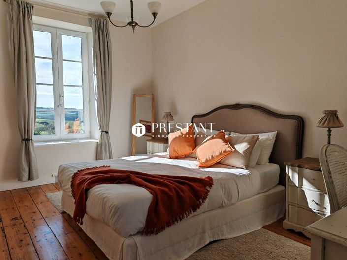 Image No.16-12 Bed Property for sale