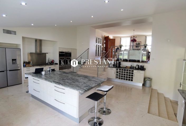 Image No.19-12 Bed Property for sale