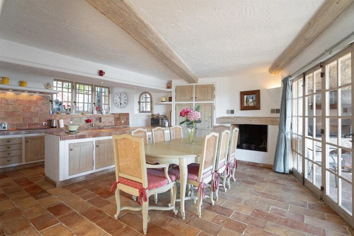 Image No.10-6 Bed Property for sale