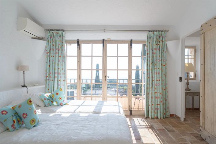 Image No.12-6 Bed Property for sale