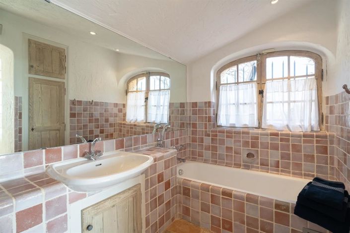 Image No.13-6 Bed Property for sale