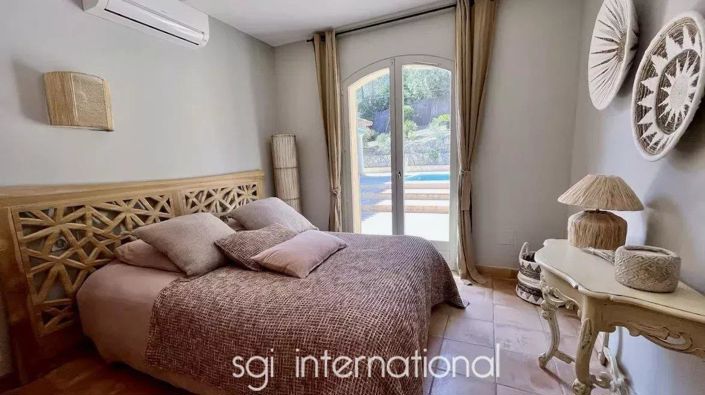 Image No.8-5 Bed House for sale