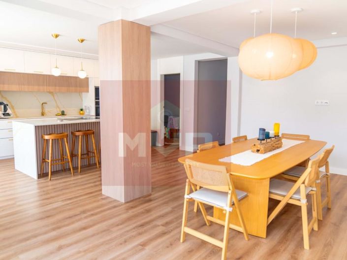 Image No.1-4 Bed House for sale