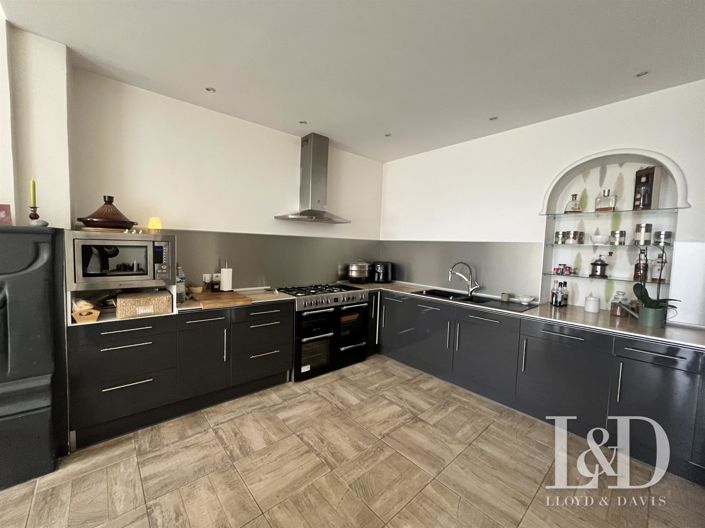 Image No.6-6 Bed House for sale