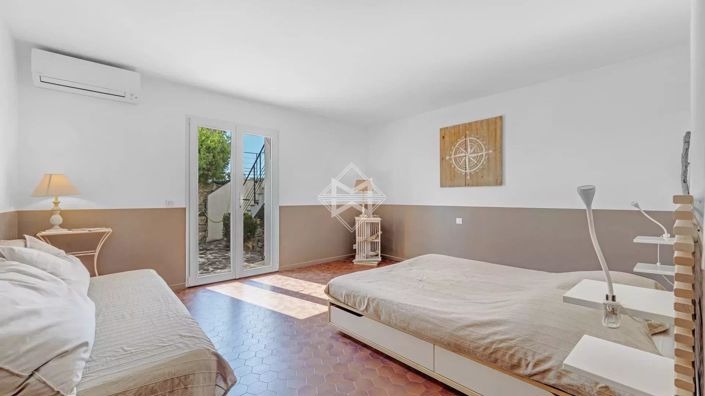 Image No.9-4 Bed House for sale