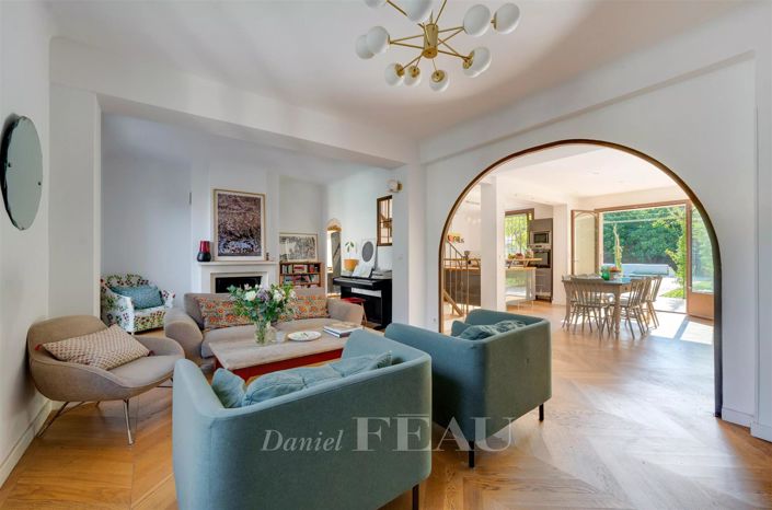 Image No.8-5 Bed House for sale