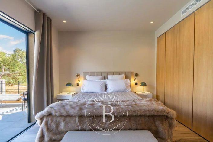 Image No.17-5 Bed House for sale