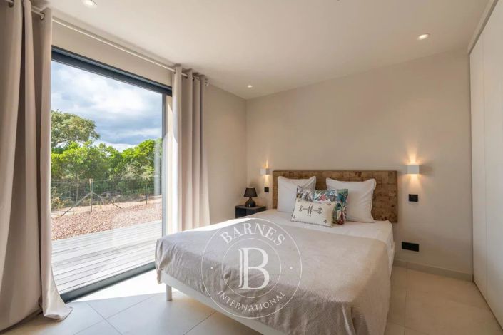 Image No.25-5 Bed House for sale