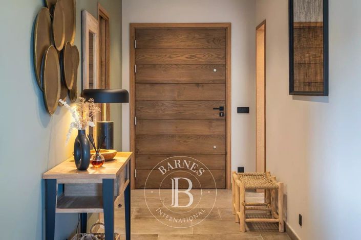 Image No.6-5 Bed House for sale