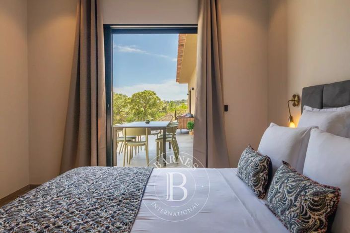 Image No.8-5 Bed House for sale