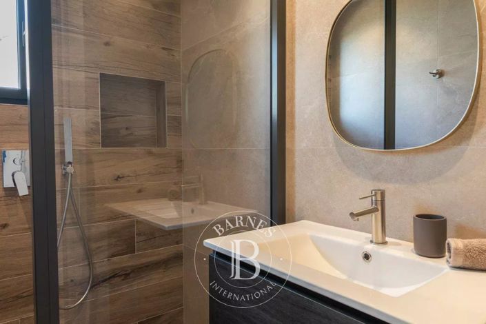 Image No.9-5 Bed House for sale